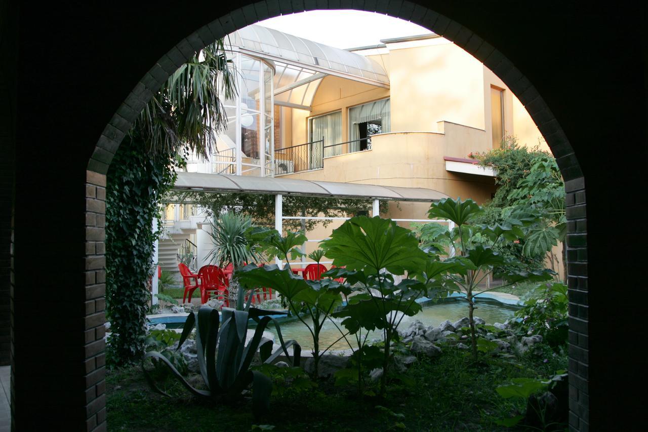 Eleon Hotel Koetaisi Buitenkant foto