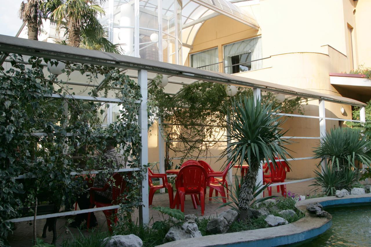 Eleon Hotel Koetaisi Buitenkant foto