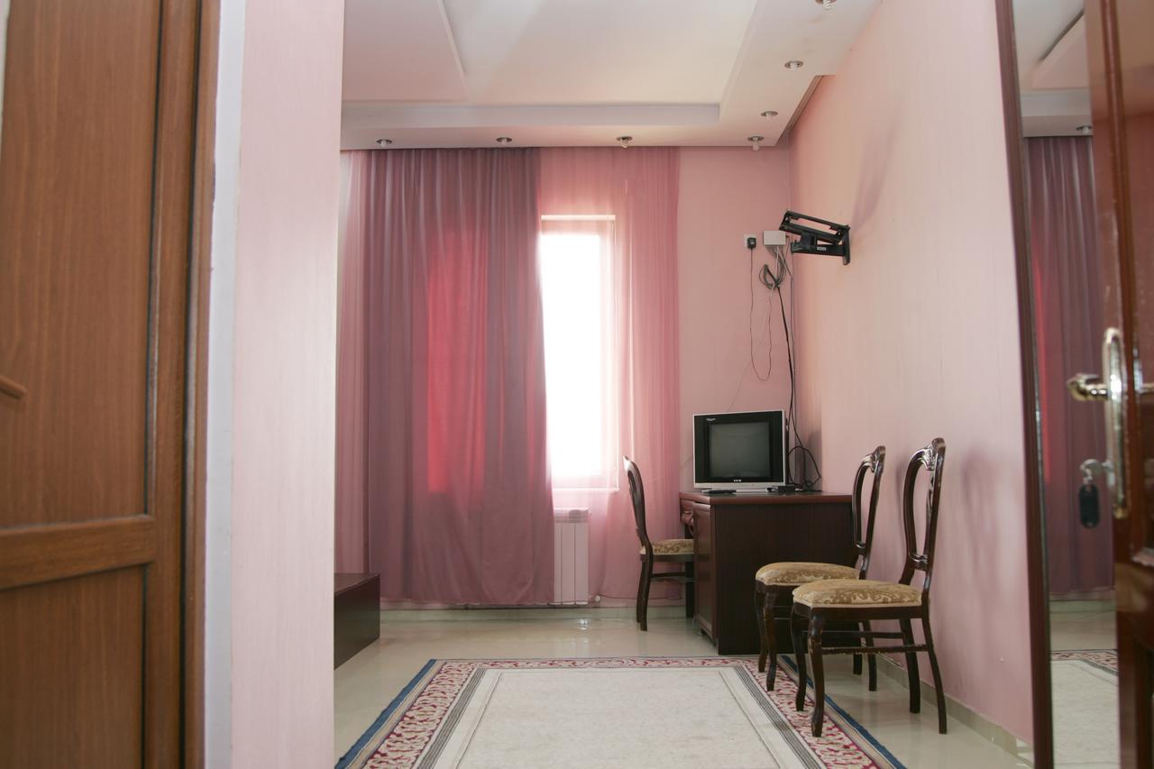 Eleon Hotel Koetaisi Buitenkant foto